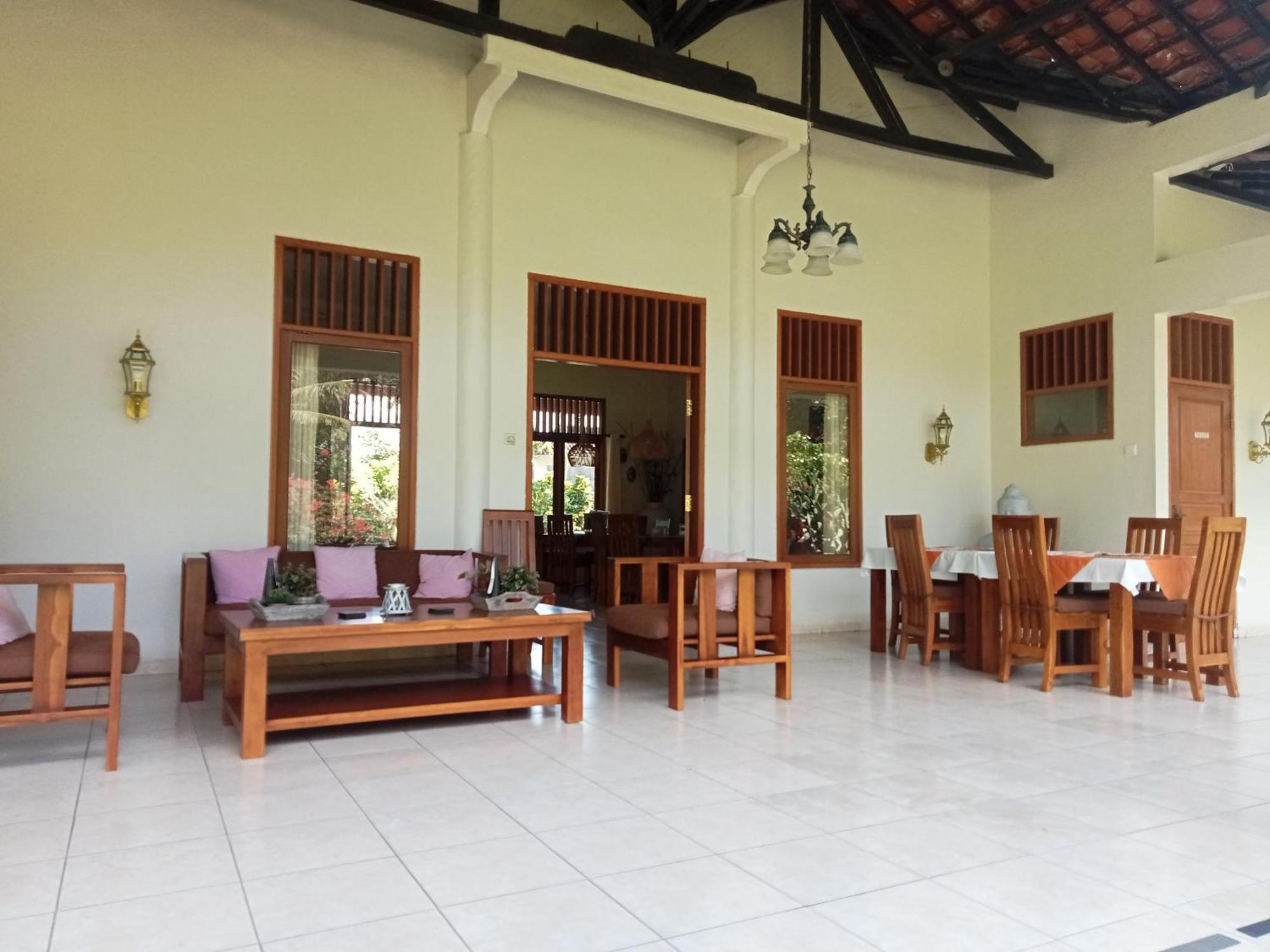 Guesthouse Rumah Senang Kalibaru エクステリア 写真