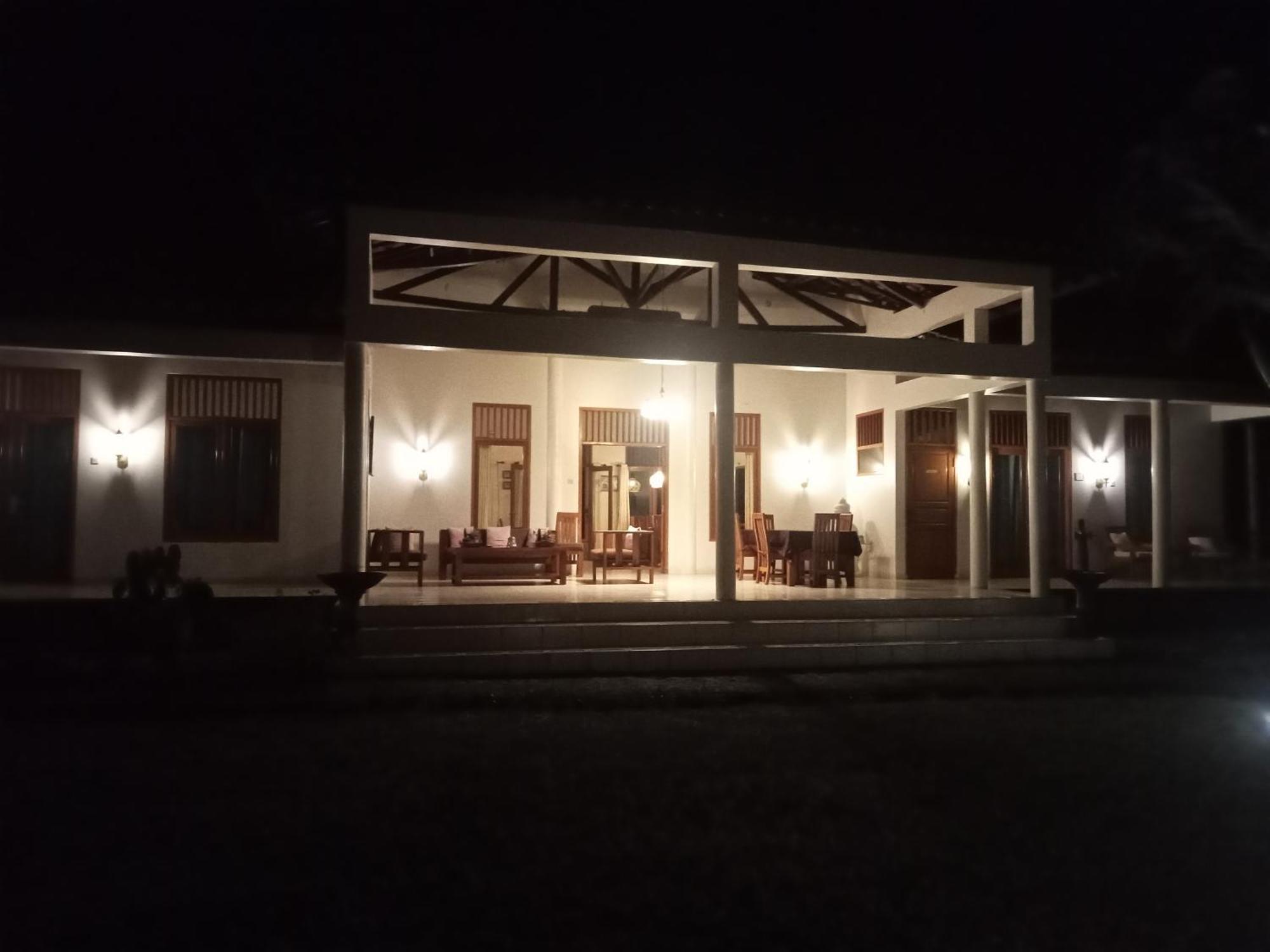 Guesthouse Rumah Senang Kalibaru エクステリア 写真
