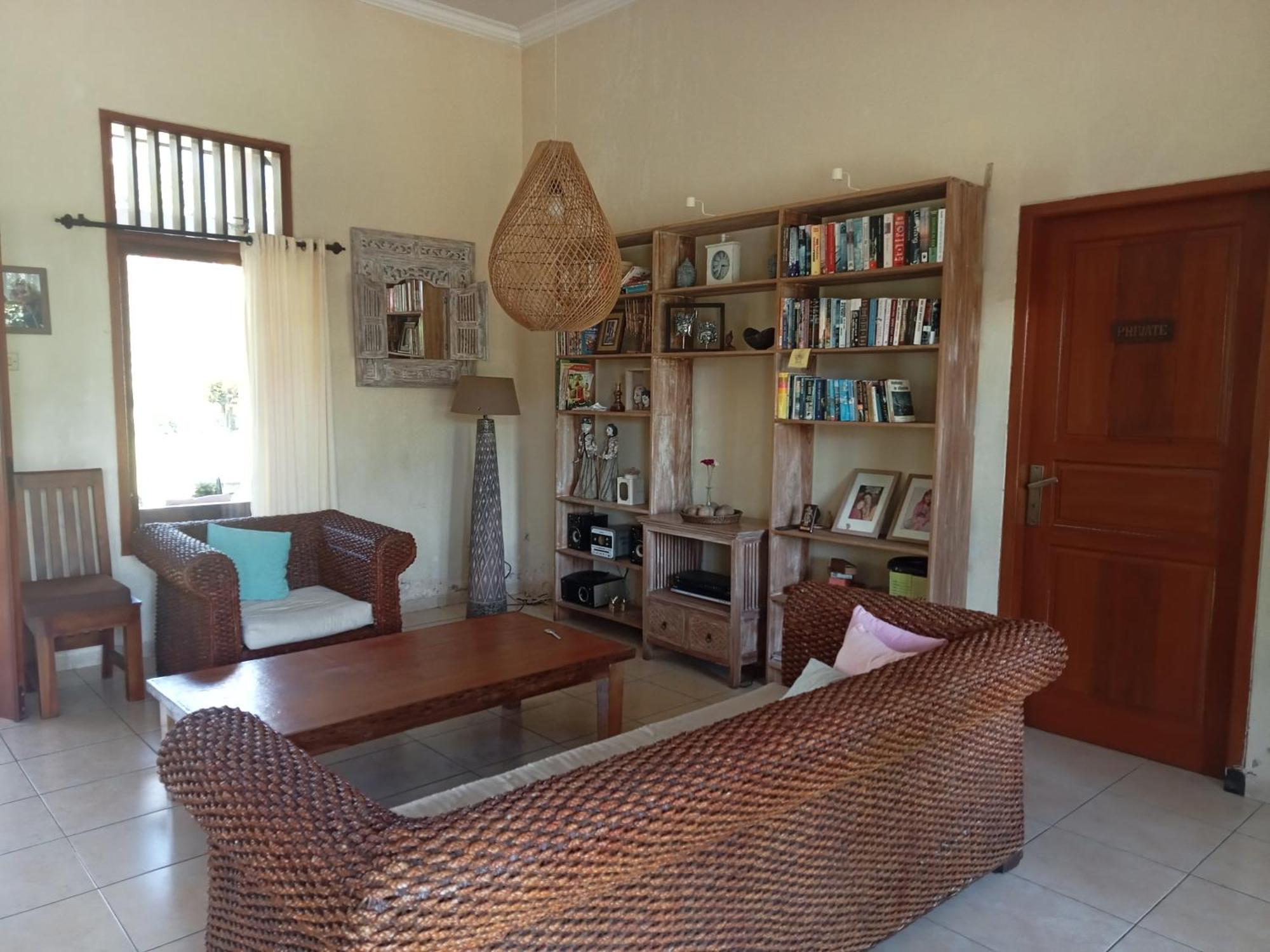 Guesthouse Rumah Senang Kalibaru エクステリア 写真