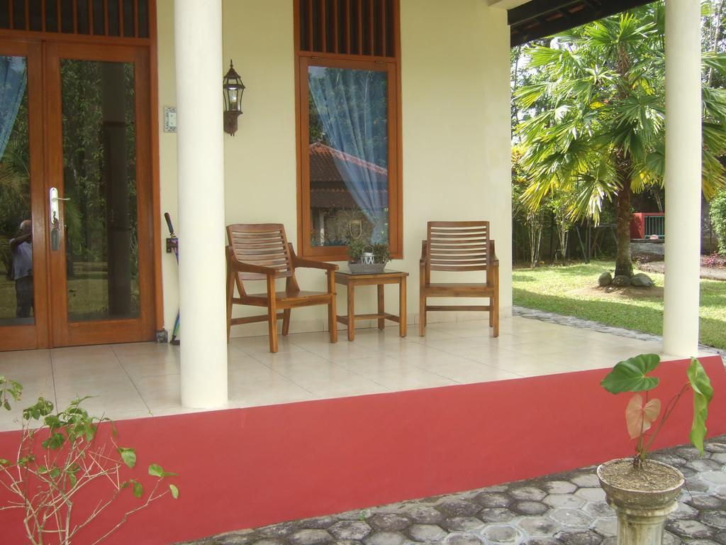 Guesthouse Rumah Senang Kalibaru エクステリア 写真