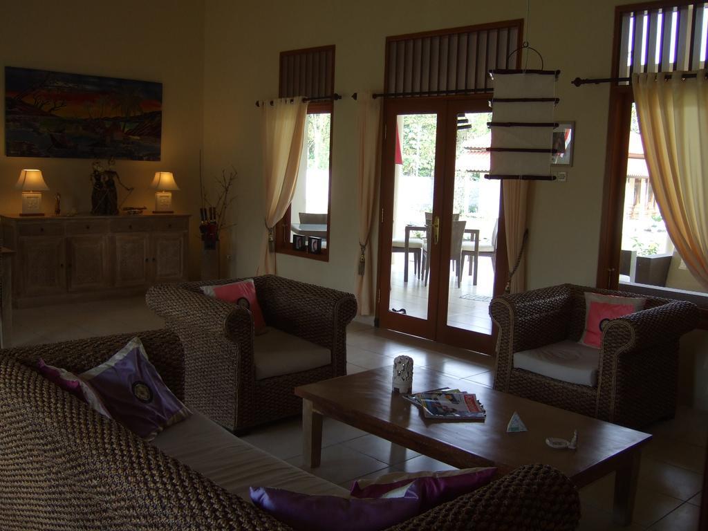 Guesthouse Rumah Senang Kalibaru エクステリア 写真