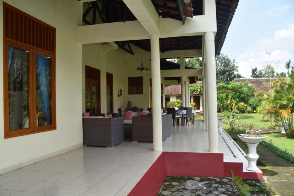 Guesthouse Rumah Senang Kalibaru エクステリア 写真