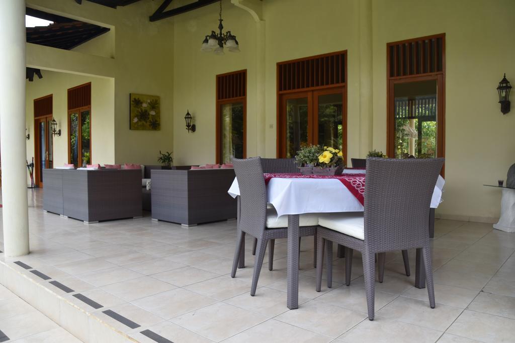 Guesthouse Rumah Senang Kalibaru エクステリア 写真