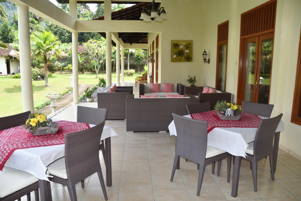 Guesthouse Rumah Senang Kalibaru エクステリア 写真